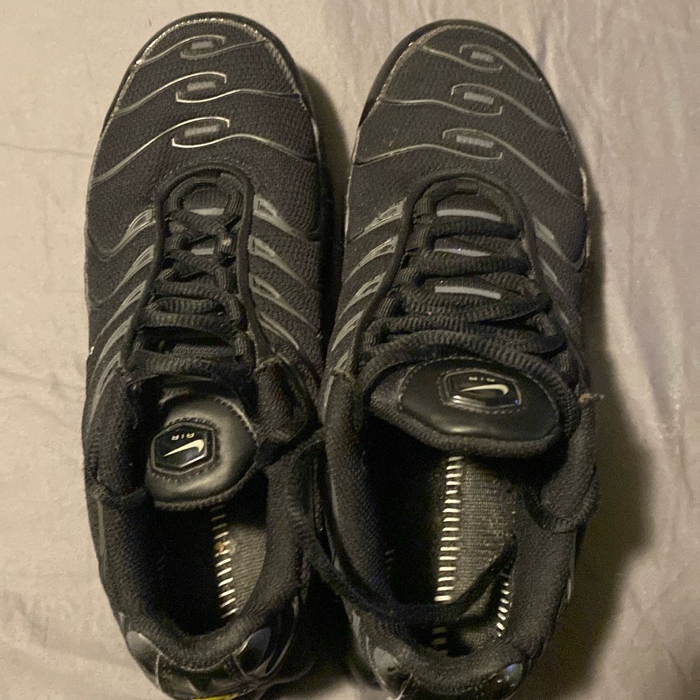 Air Max tn sz 5.5 boys. All black. Great condition